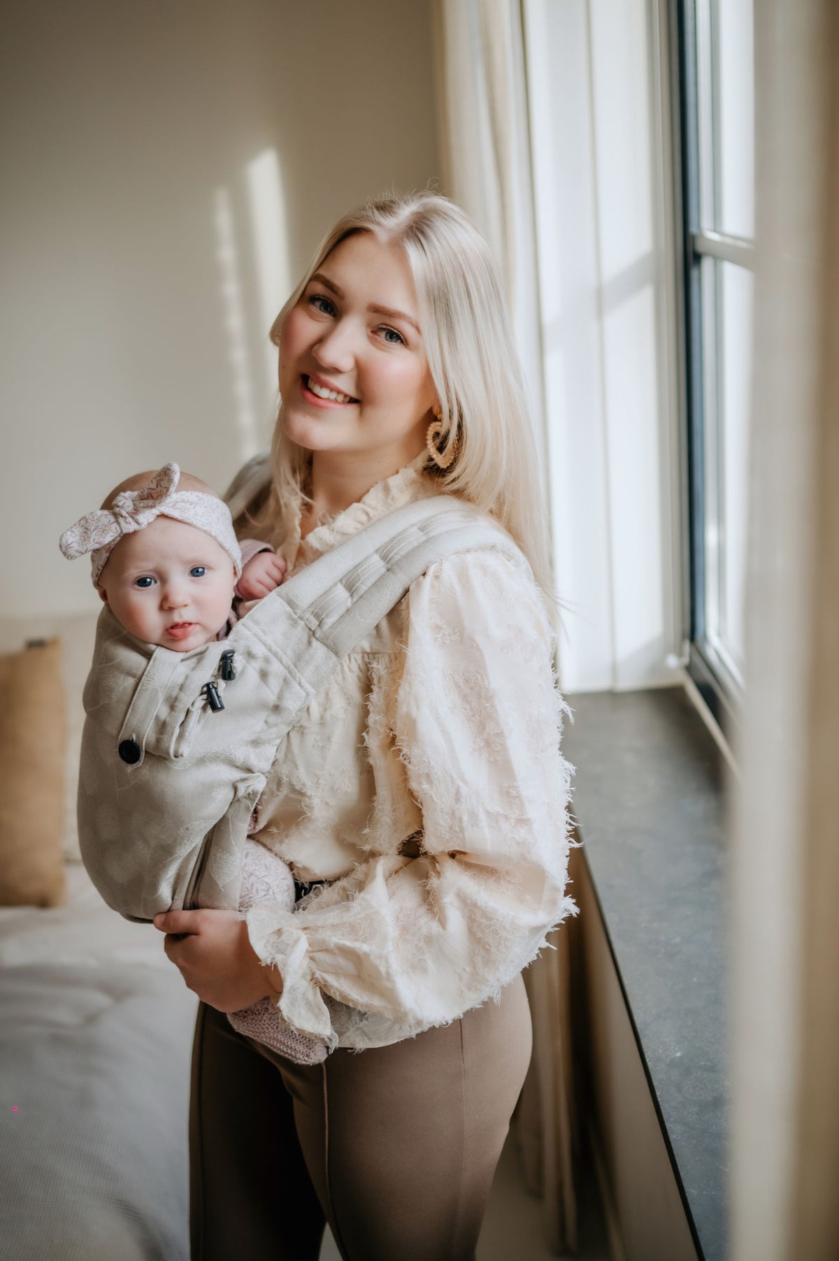 moeder met baby in draagzak