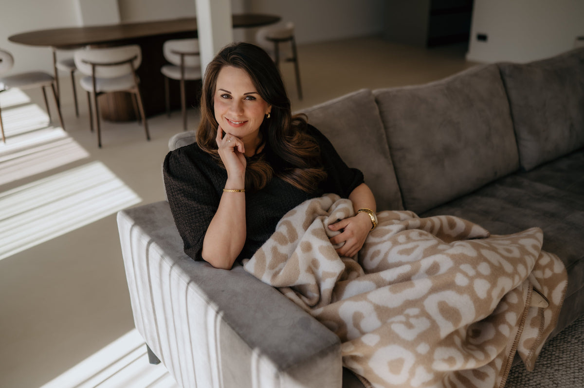 Deken van wol op de bank panterprint