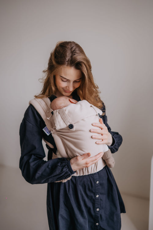 beige draagzak baby
